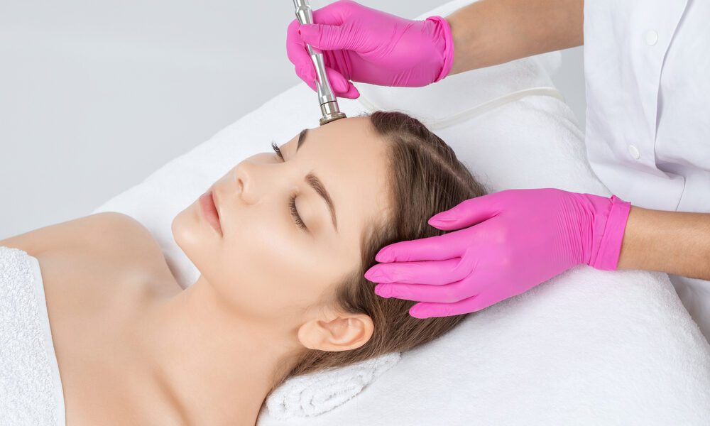 Mulher deitada antes da realização do peeling