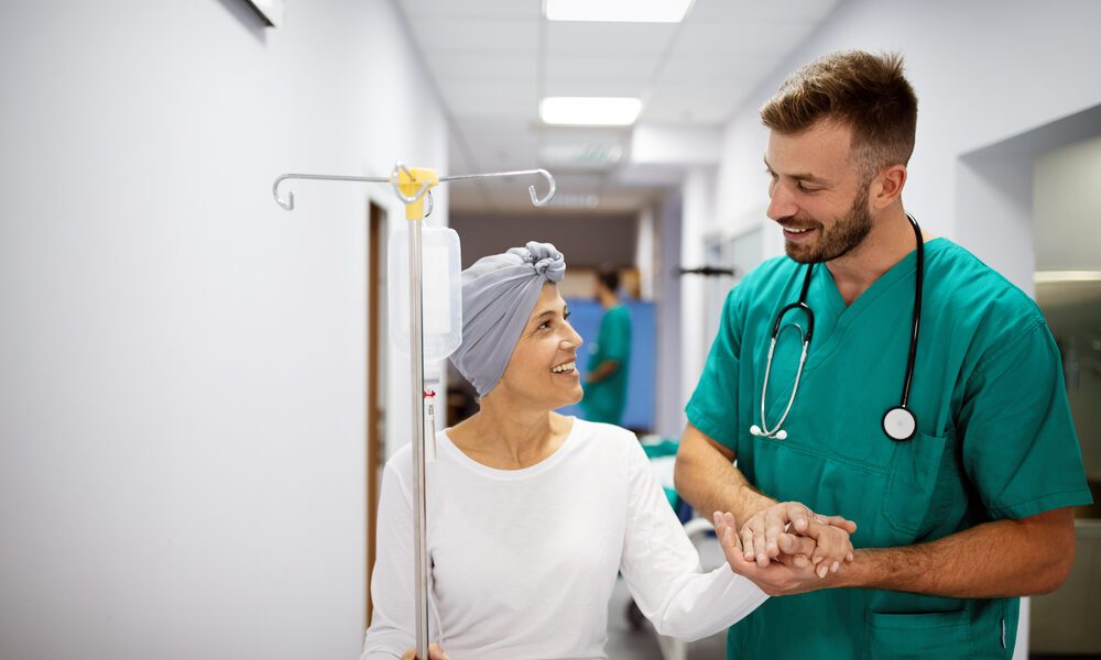 Mulher com câncer segurando a mãe de enfermeiro